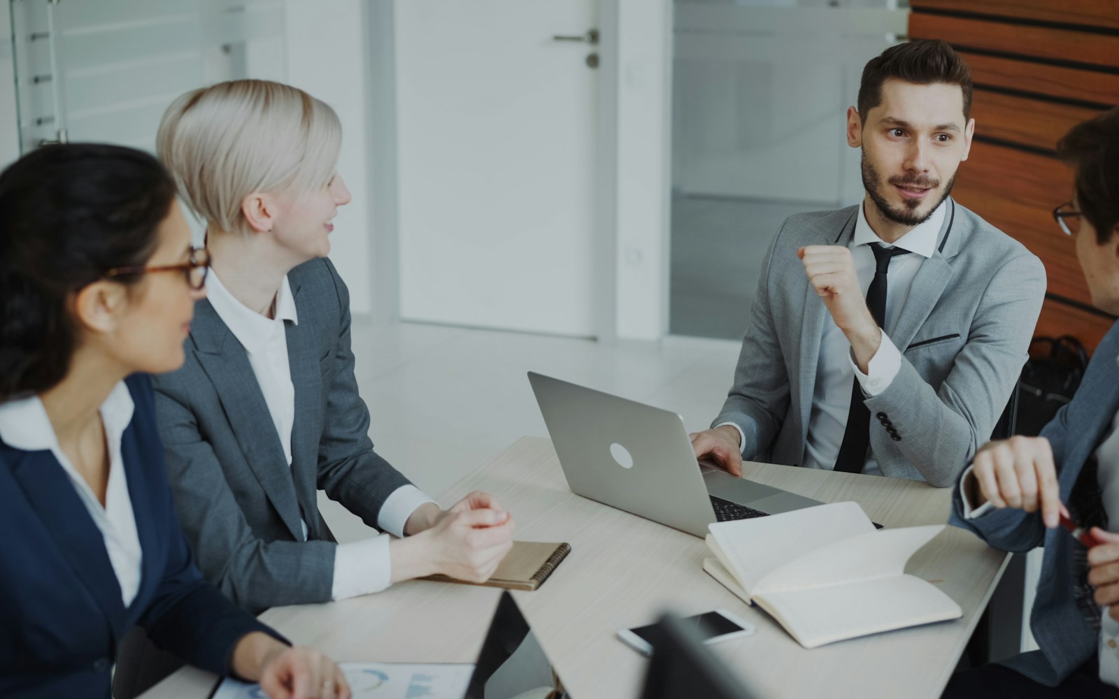 Riunione di lavoro attorno a un tavolo: chi guida ascolta la squadra